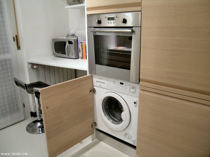 Particolare della colonna con forno Electrolux e lavatrice ad incasso.